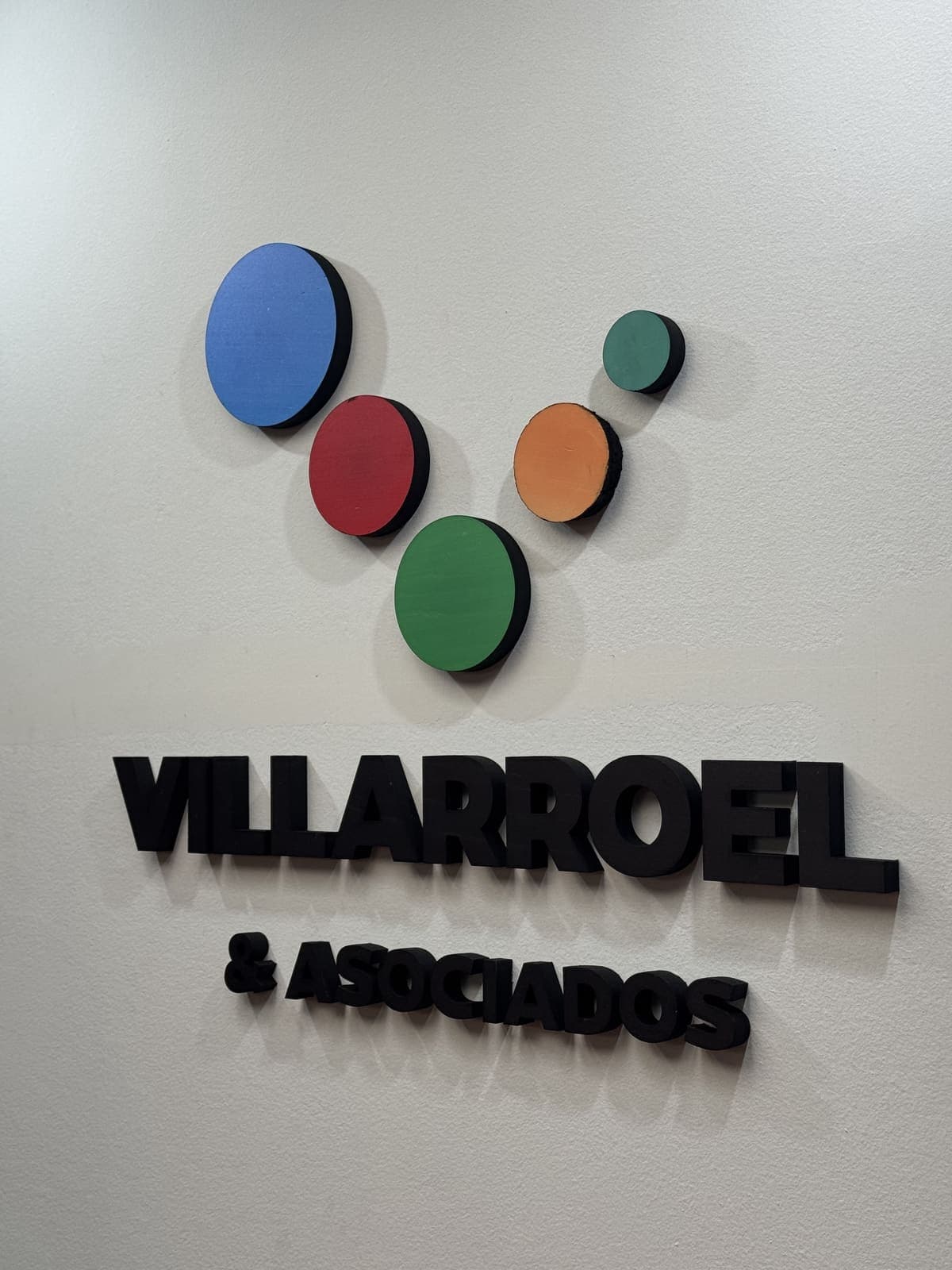 Oficina de Villarroel & Asociados Consultora con el logo institucional en San Martín, Mendoza